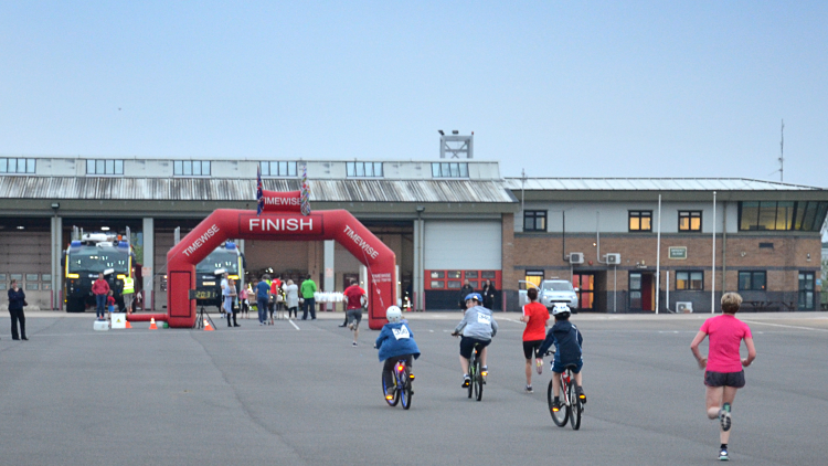 <p>The first few participants heading towards the finish line&nbsp;</p>