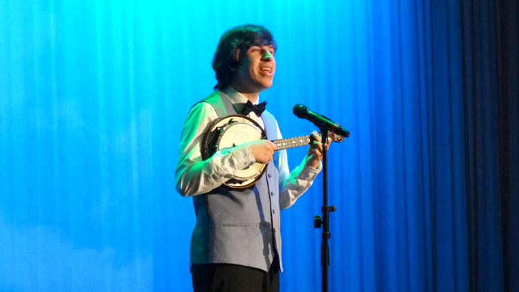 <p>Winner Matthew Quilliam and his banjolele</p>