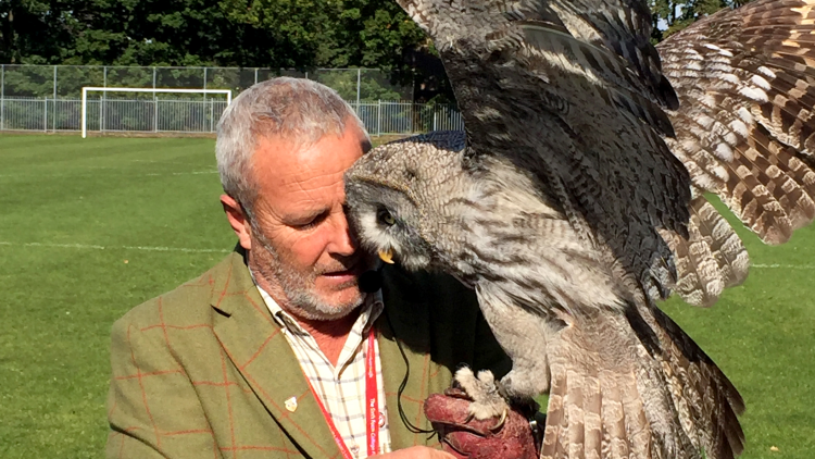 <p>&nbsp;Magnificent Elmo, pictured with this handler Alan, put on an impressive flying display</p>