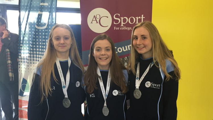 <p>Amy Loftesnes Ratcliffe, Katie Standen and Lizzie Squibbs with their silver medals</p>