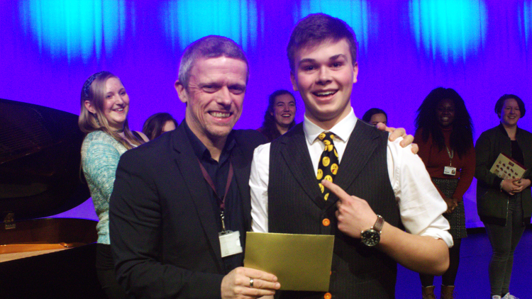 <p>Winner Max Fulham with Judge Matt Sheppard</p>