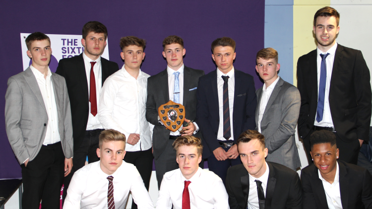 <p>Men&rsquo;s 1<sup>st</sup> Football Team with their&nbsp;Team of the Year&nbsp;award</p>