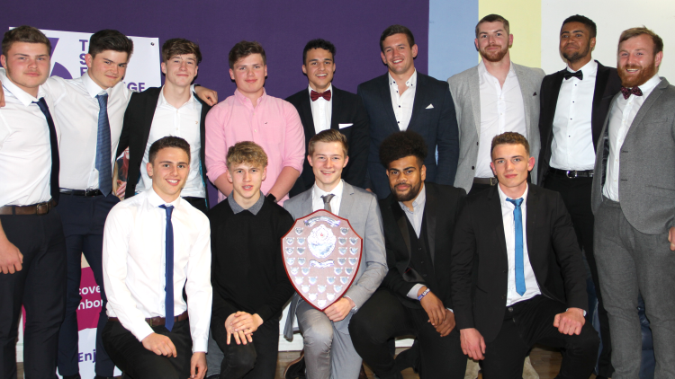 <p>Men's rugby 7's team with the Mike Ritchie Memorial Award</p>